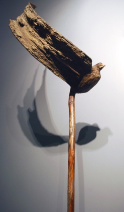 L'orphelin (2015) bois, pâte de bois, peinture, socle de métal (190 x 50 x 34 cm)